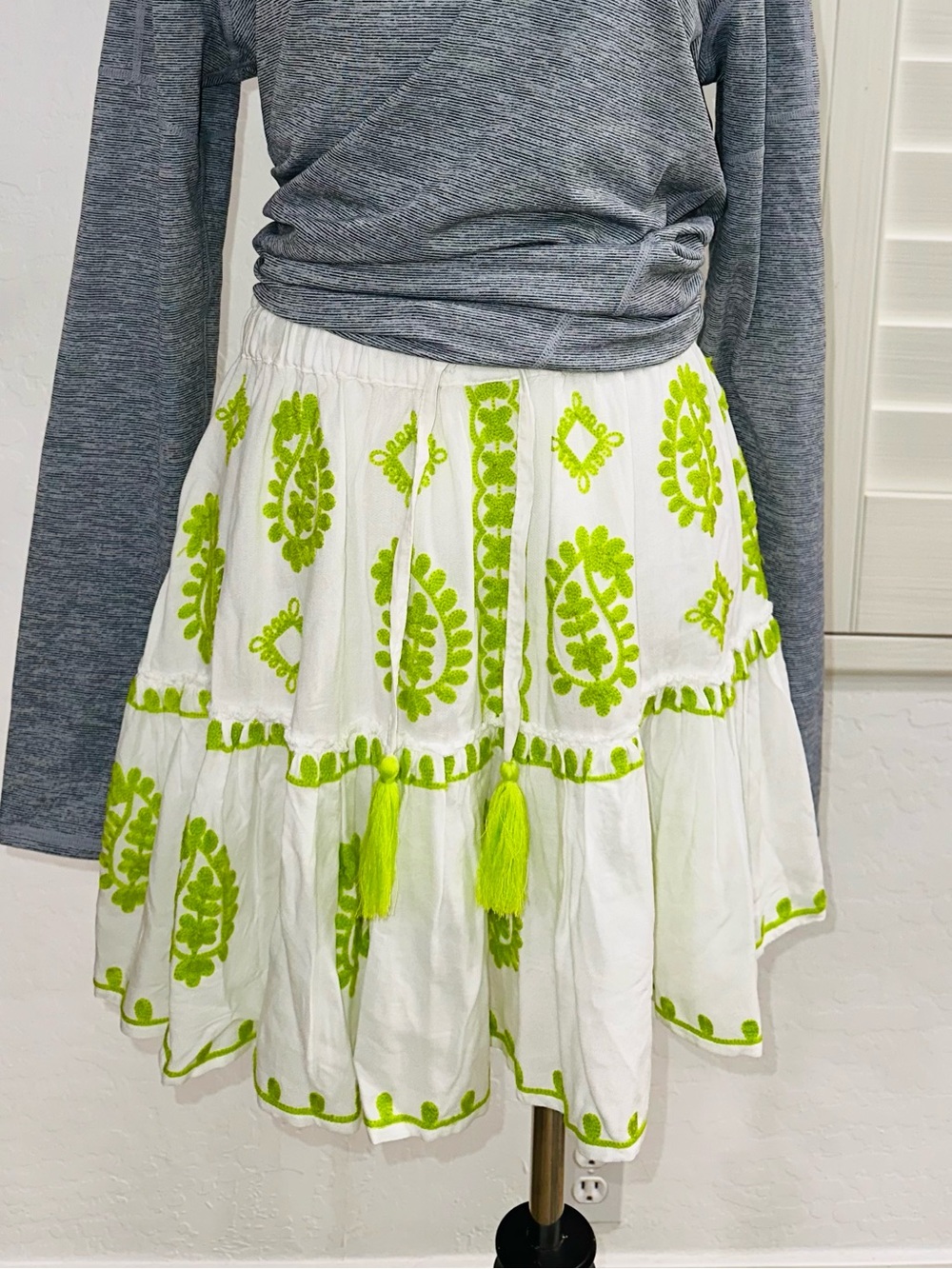 ELAN SIZE M~LIME TIERED GREEN EMBROIDERY KNIT WHITE CIRCLE BEACH POOL MINI SKIRT